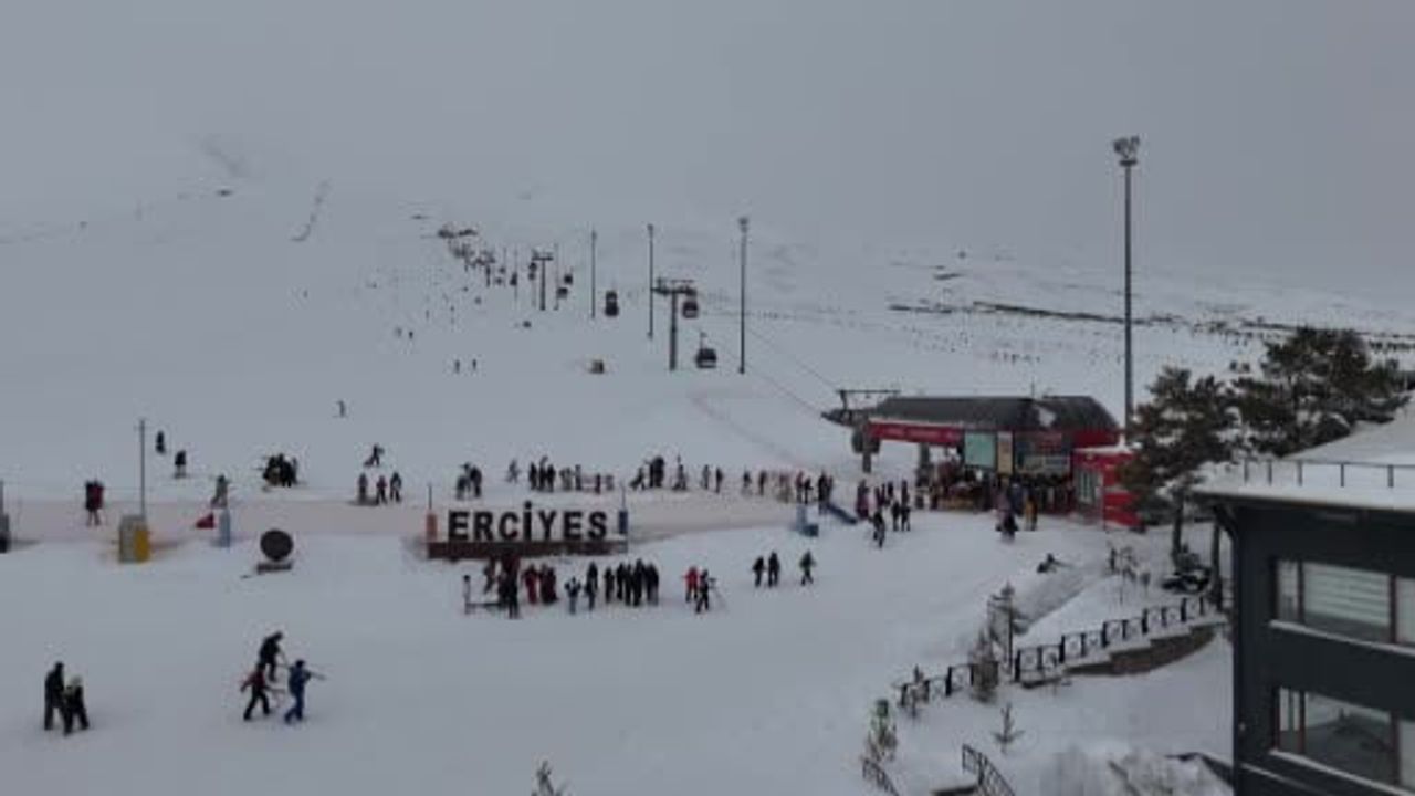 Erciyes Kayak Merkezi'nde Yoğun Ziyaretçi Akını