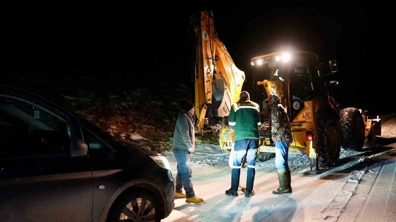 Erdemli'de Mahsur Kalan İki Kişi Kurtarıldı