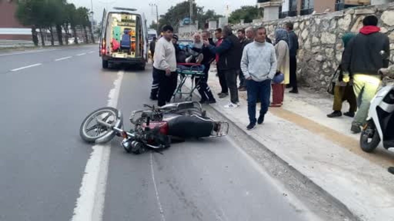 Erdemli'de Motosiklet ile Kamyonet Çarpıştı
