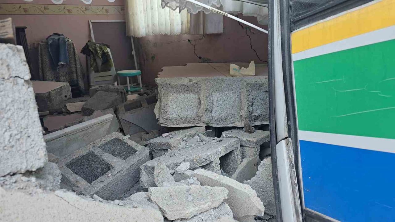 Ereğli'de Halk Otobüsü Eve Çarptı, Facia Önlenmiş Olundu