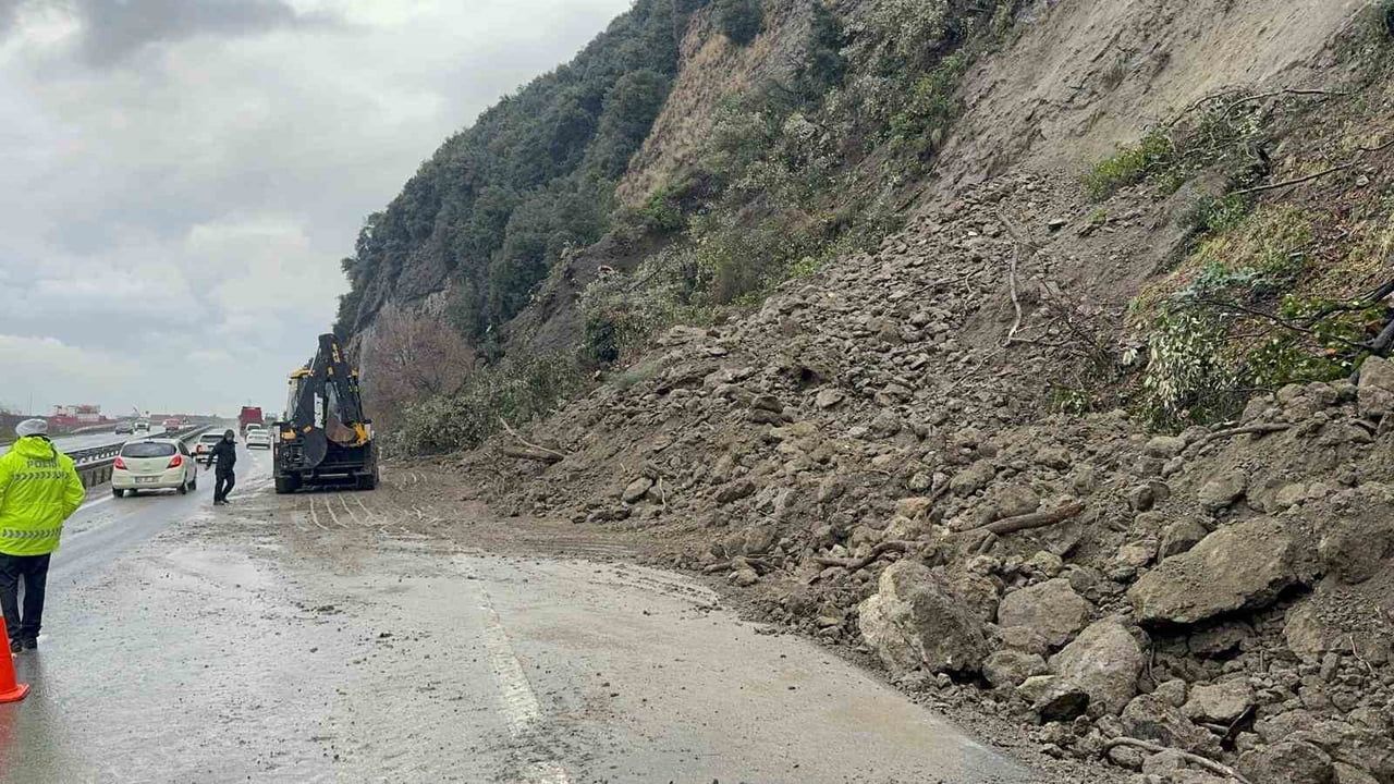 Ereğli'de Heyelan Kara Yolunu Kapatıp, Otomobile Hasar Verdi