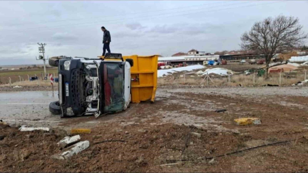 Ereğli'de Kamyon Devrildi: İki Yaralı