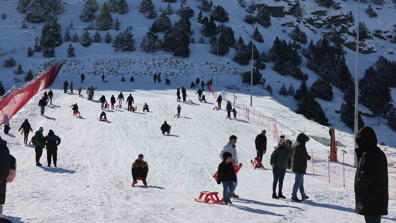 Ergan'da Kış Eğlencesi: Çocuklar Kızak Keyfi Yaşıyor
