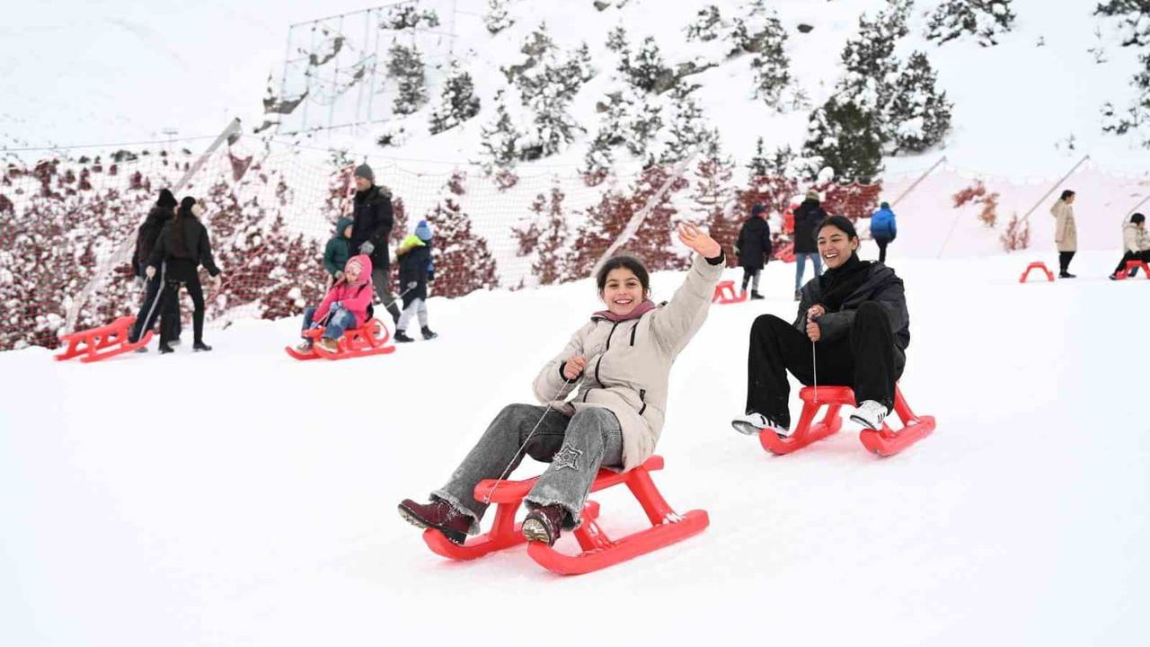 Erzincan'da 70 Öğrenci Kızak Keyfi Yaşadı