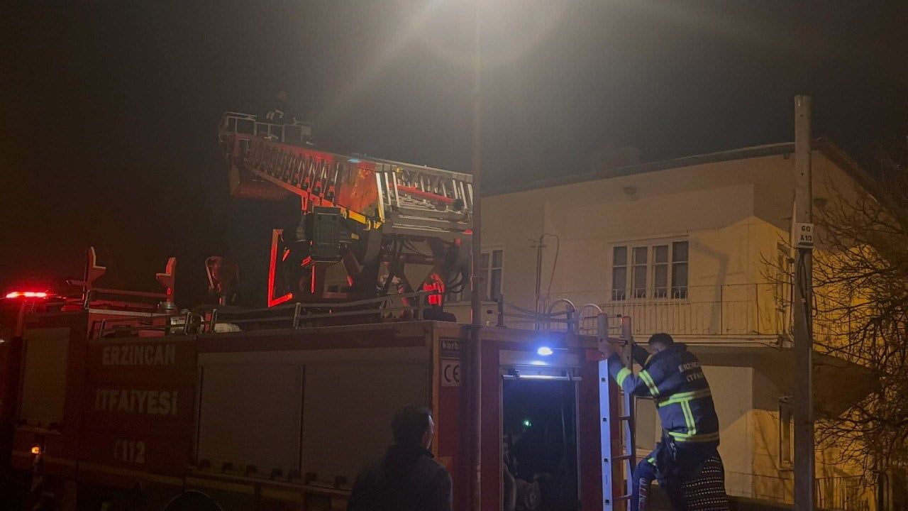 Erzincan'da Çatıda Mahsur Kalan Kedi Kurtarıldı