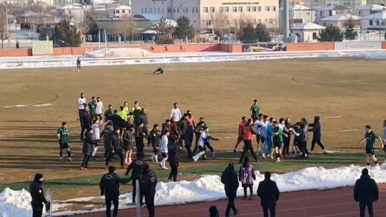 Erzincan'da Futbol Maçında Kavga Çıktı
