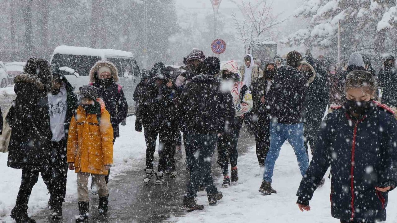 Erzincan'da Kar Yağışı Nedeniyle Eğitime Ara Verildi