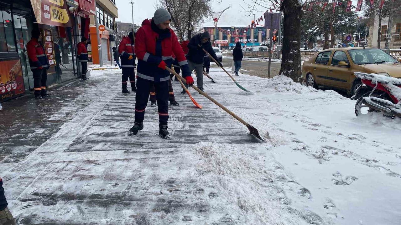 Erzincan'da Karla Mücadele Çalışmaları Devam Ediyor