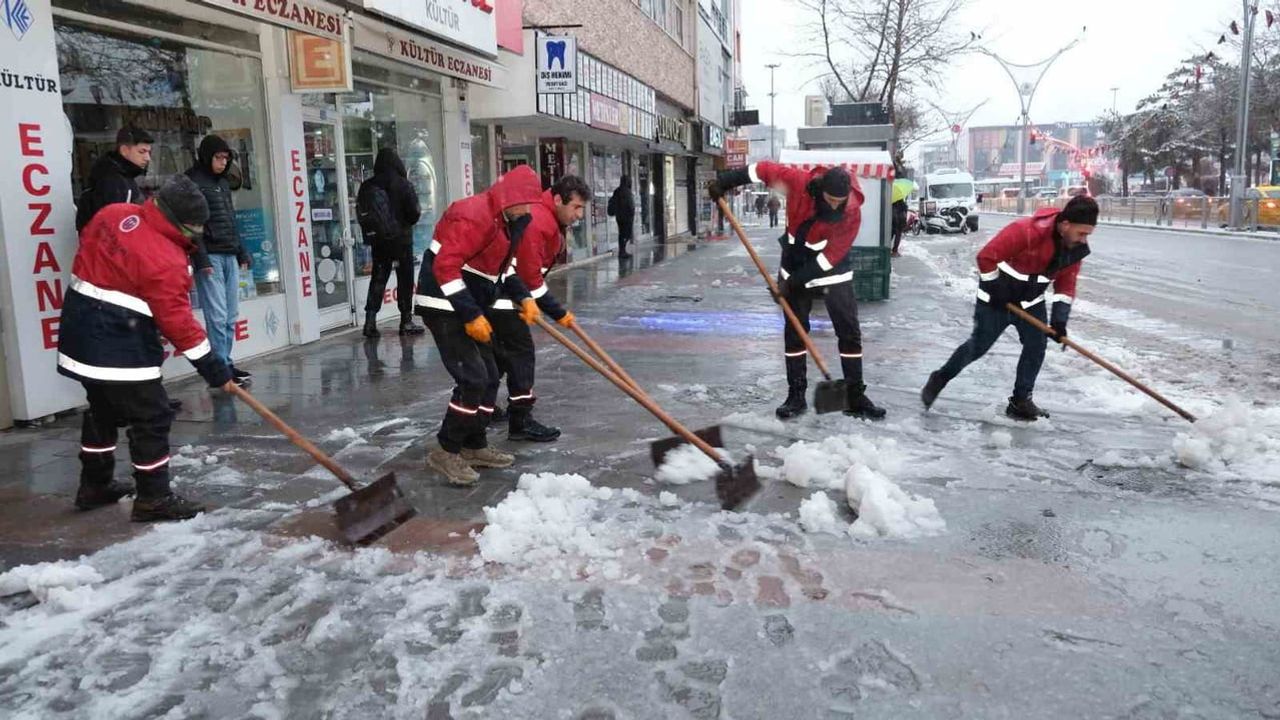 Erzincan'da Karla Mücadele Çalışmaları Sürüyor