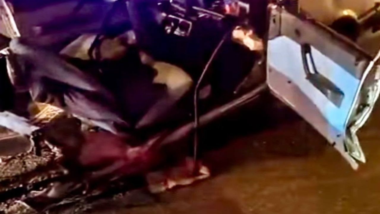 Erzincan'da Trafik Kazası: TOFAŞ Otomobil İkiye Bölündü