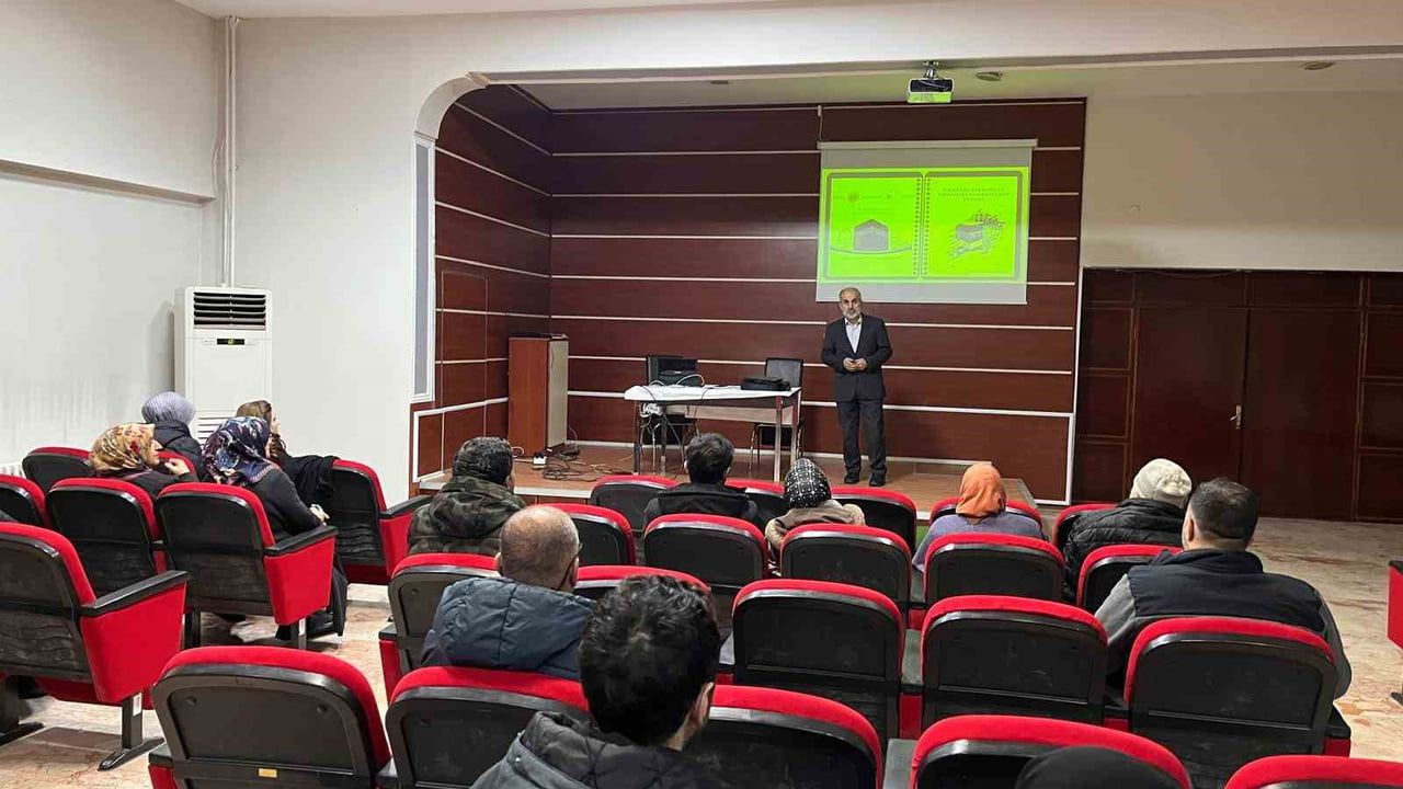 Erzincan'da Umre Adaylarına Bilgilendirme Semineri Düzenlendi