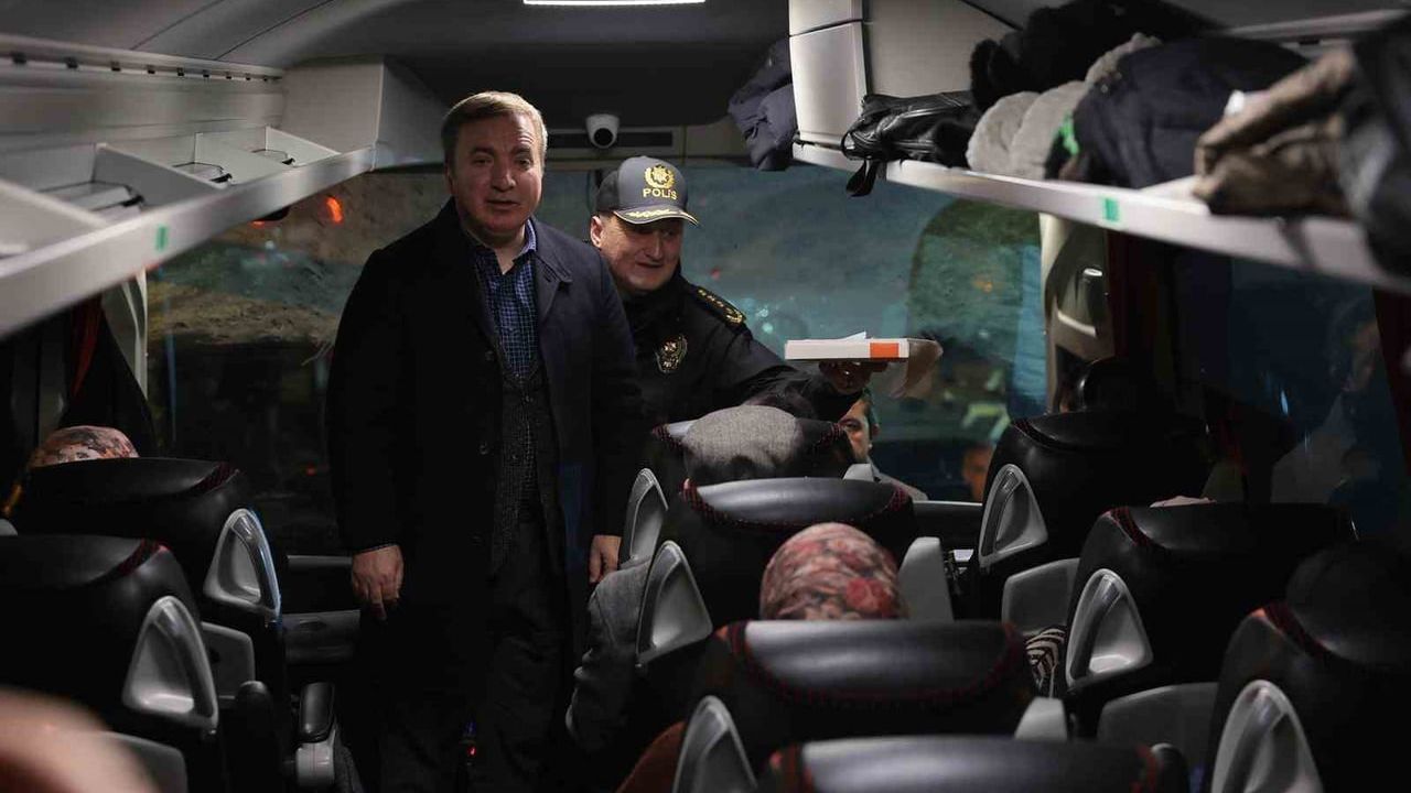 Erzincan Valisi, Yılbaşı Kutlamasını Polisle Birlikte Gerçekleştirdi