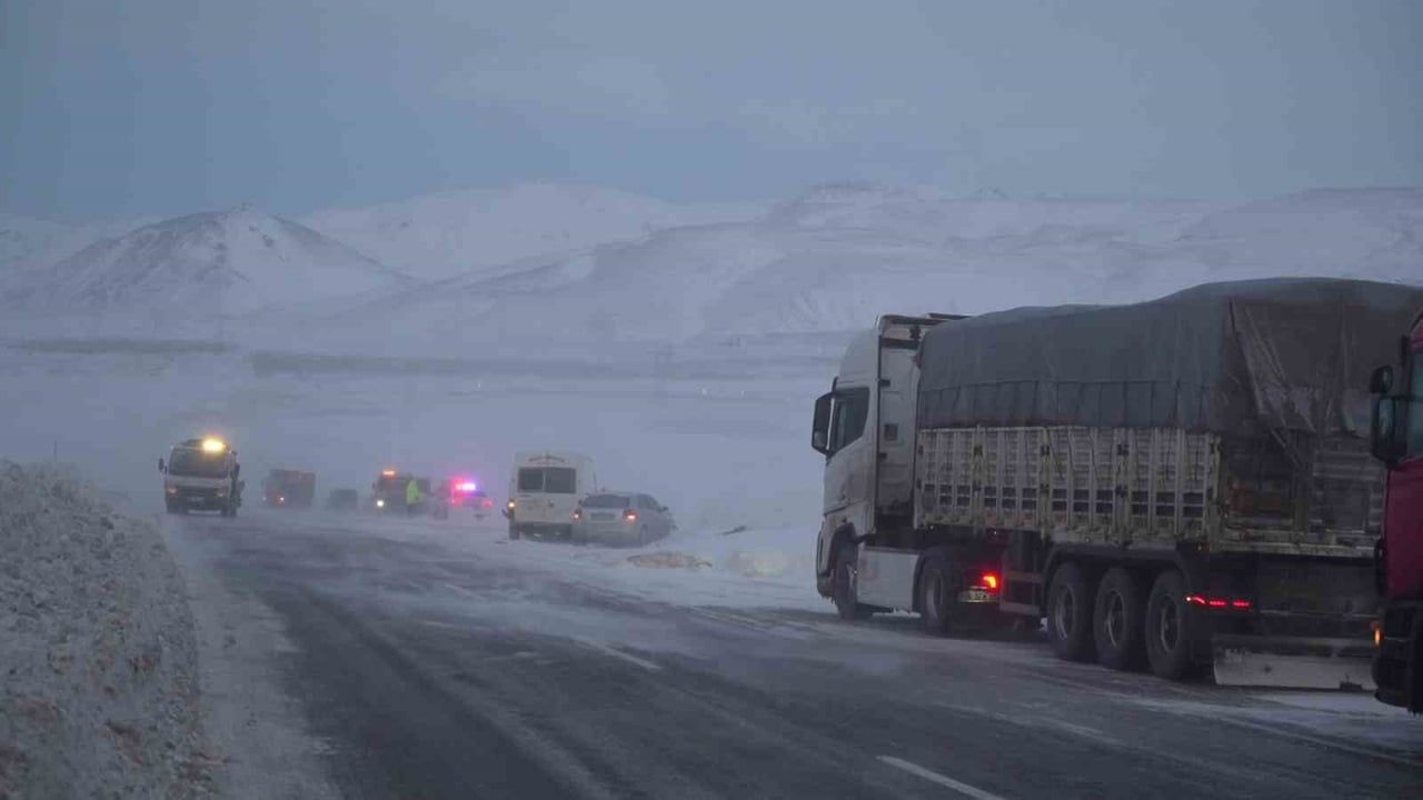 Erzurum-Artvin Karayolu'nda Tipi Sebebiyle Zincirleme Kaza