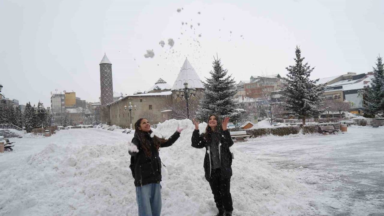 Erzurum'da Kar Yağışı Etkili Olmaya Devam Ediyor
