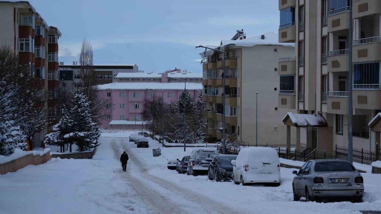 Erzurum'da Kar Yağışı Nedeniyle 690 Mahallenin Yolu Kapandı