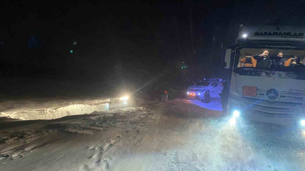 Erzurum'da Kar Yolunda Mahsur Kalan Sürücüler Kurtarıldı