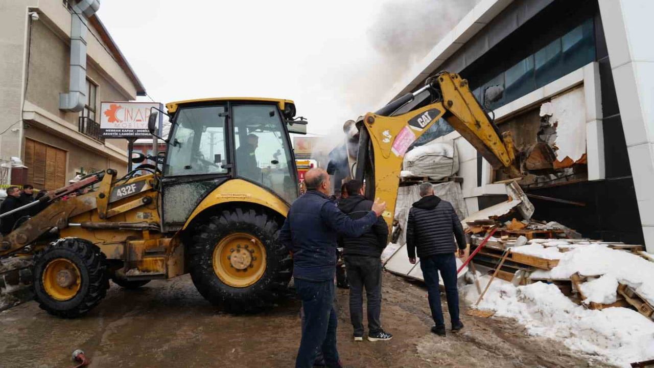Erzurum'da Mobilya Fabrikasında Yangın: 1 Ölü, 1'i Ağır 7 Yaralı