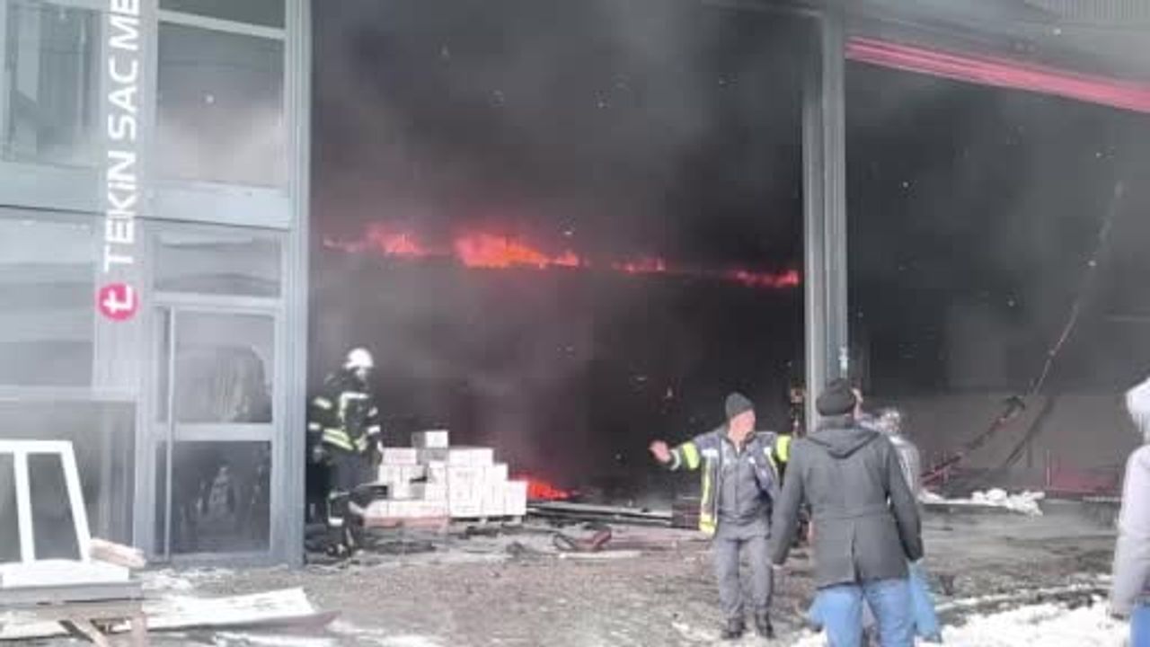 Erzurum'da Mobilya Fabrikasında Yangın: 5 Yaralı