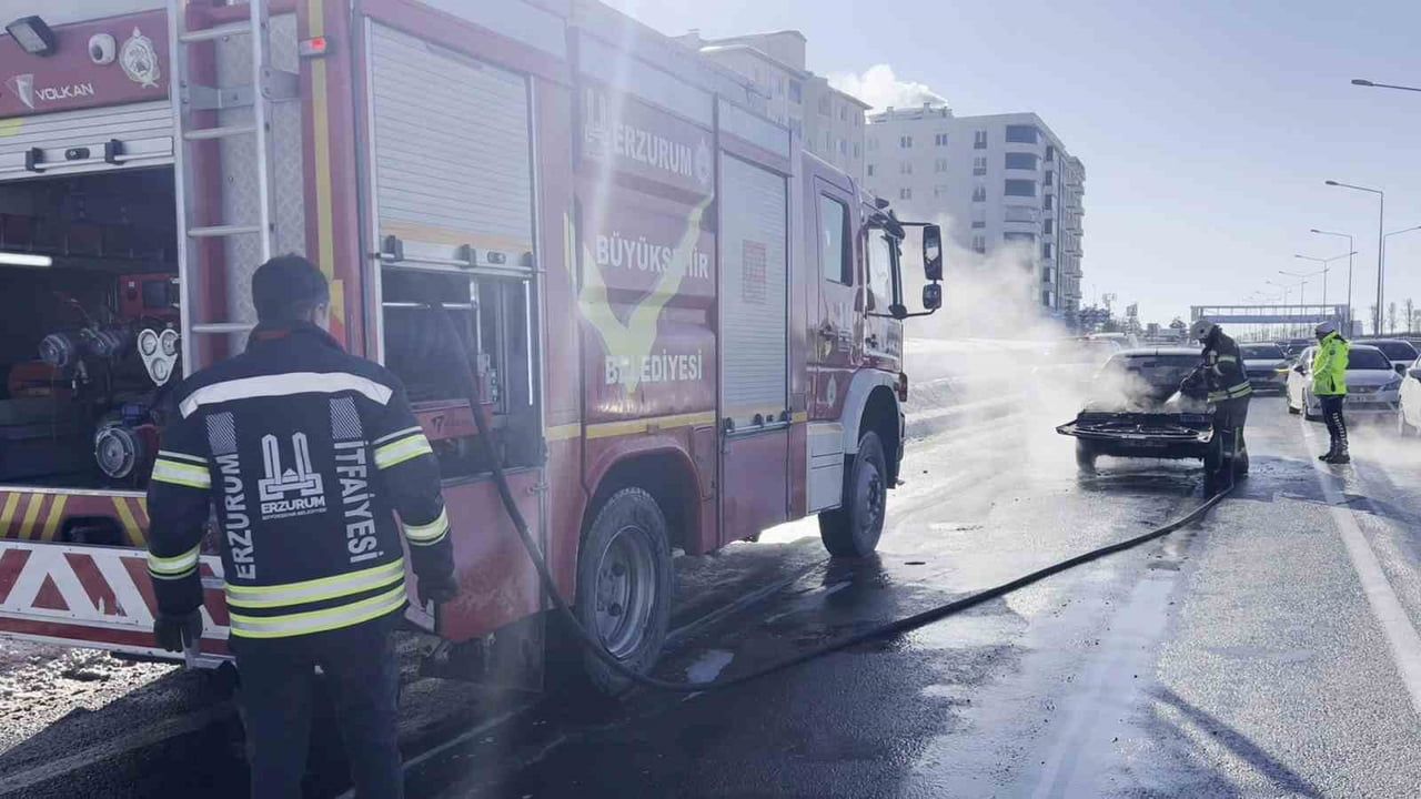 Erzurum'da Seyir Halindeki Otomobil Alev Alev Yandı