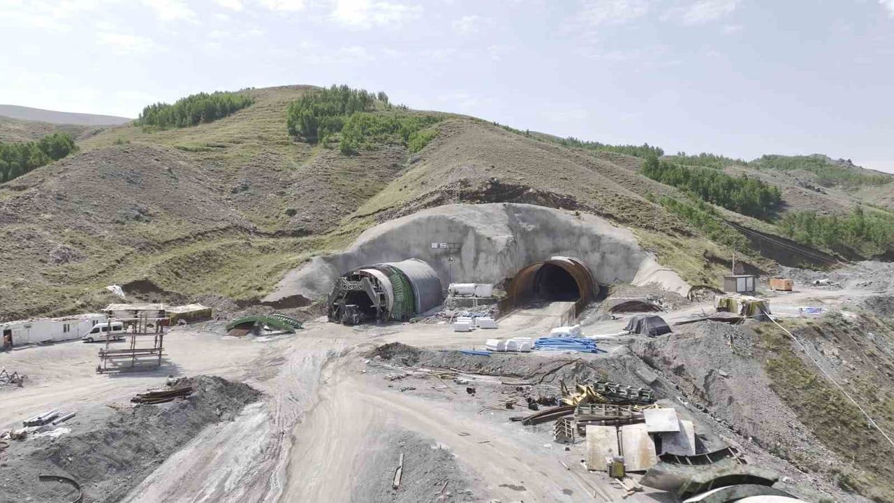 Erzurum'daki Tünel Çalışmaları ve Yol İnşaatları Hız Kazanıyor