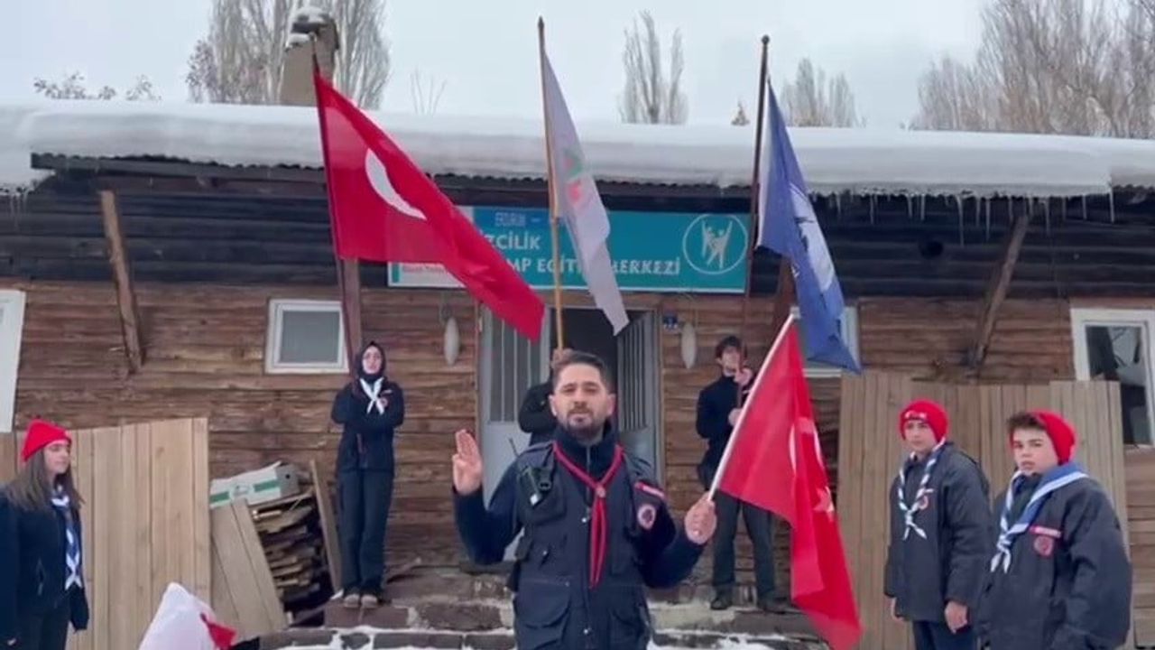 Erzurum İzcilerden Bayrak Yürüyüşü