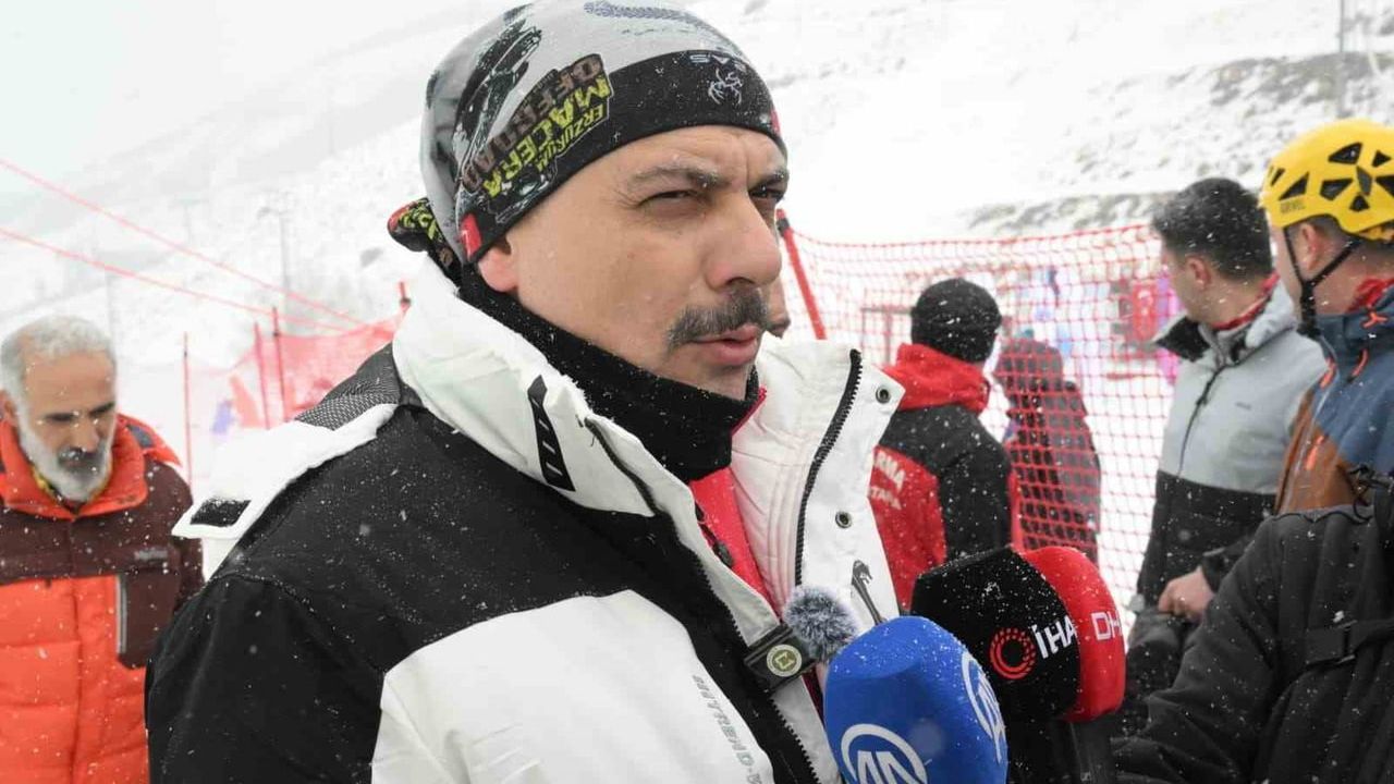 Erzurum Valisi Çiftçi Yapay Buz Duvarına Tırmandı