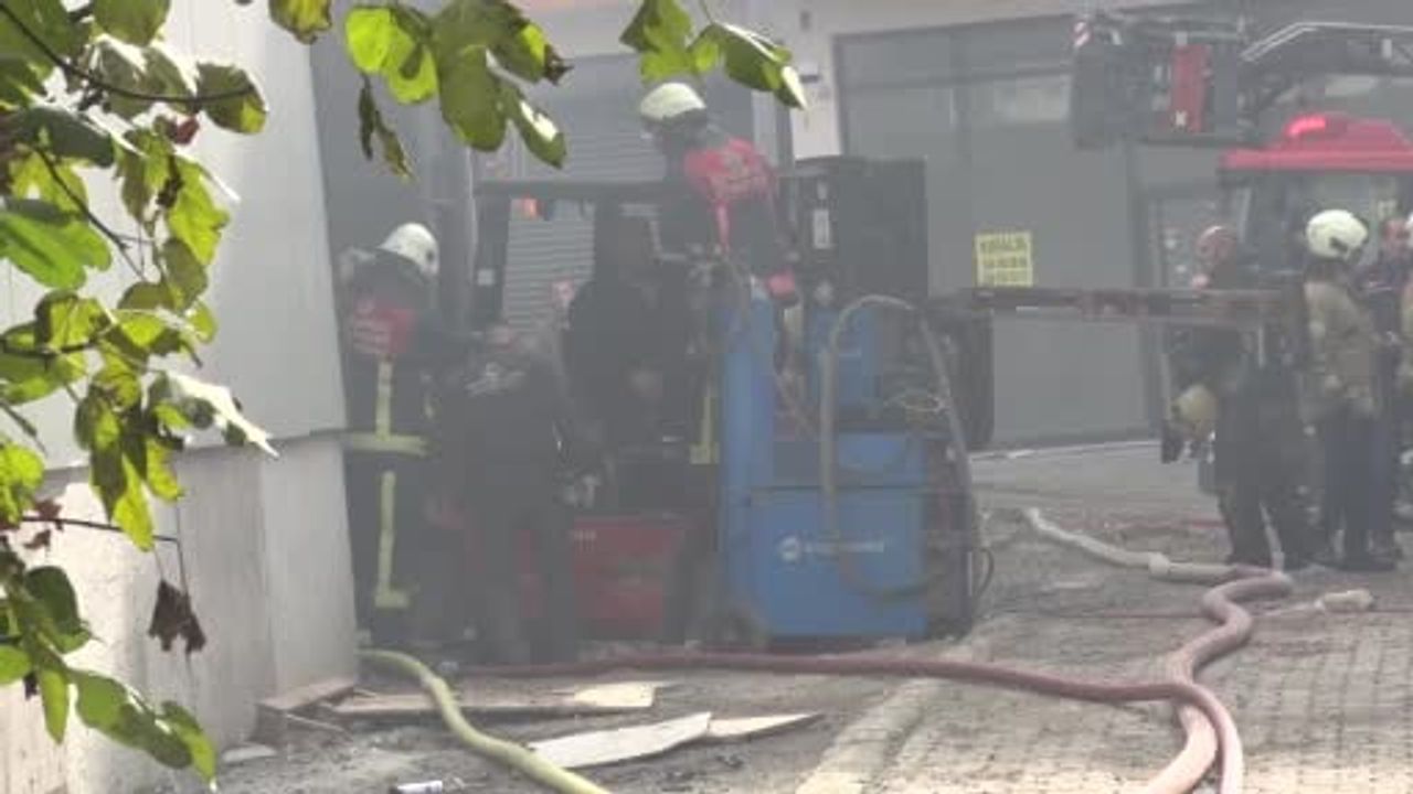 Esenyurt'ta Depo Yangını Paniğe Neden Oldu