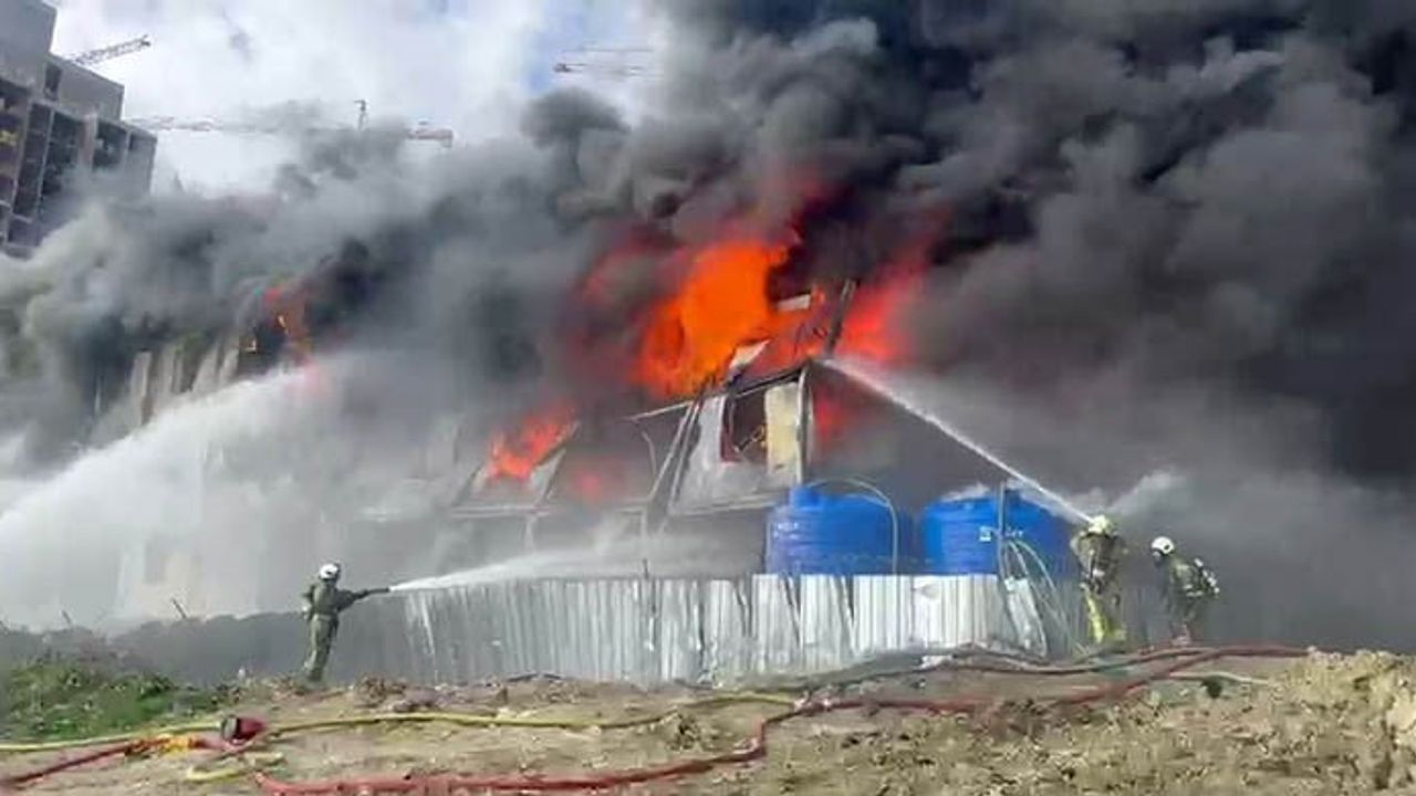 Esenyurt'ta İnşaat Alanında Yangın Çıktı