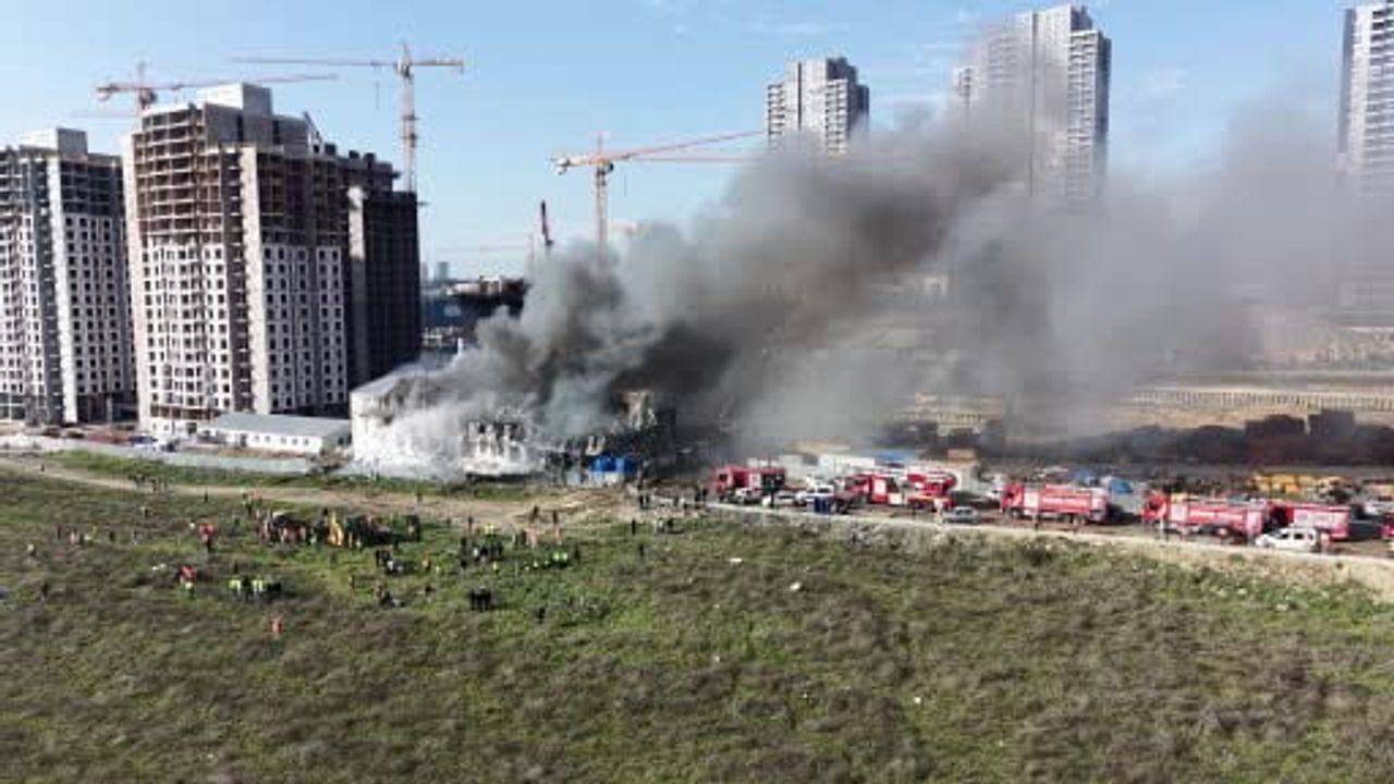 Esenyurt'ta İşçi Konteynerinde Yangın Kontrol Altına Alındı