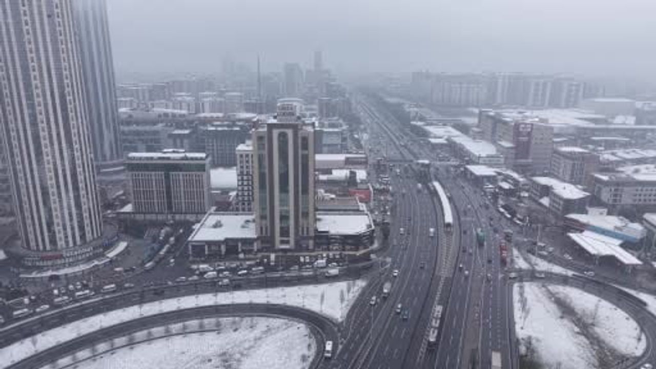 Esenyurt'ta Kar Yağışı Etkisini Gösteriyor