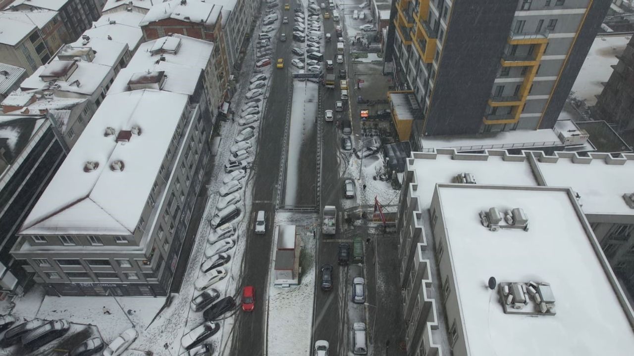 Esenyurt'ta Kar Yağışı Görsel Şölen Sunuyor