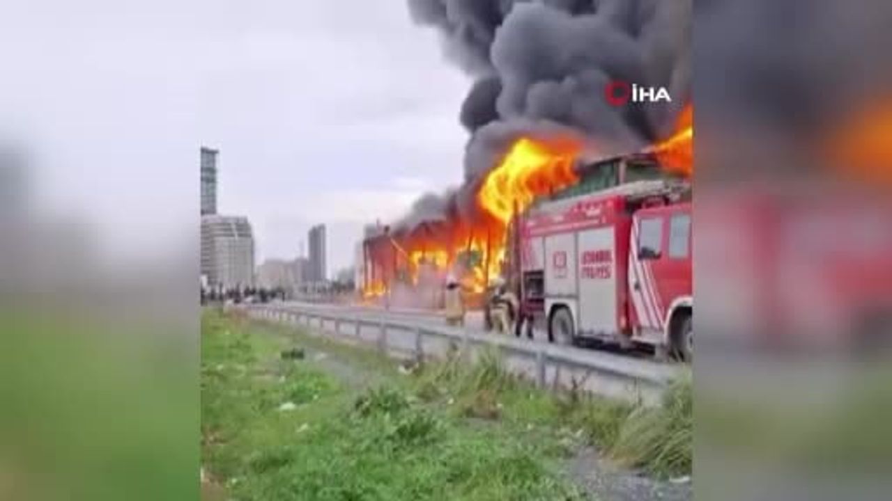 Esenyurt'ta Zincir Market Deposunda Yangın Çıktı