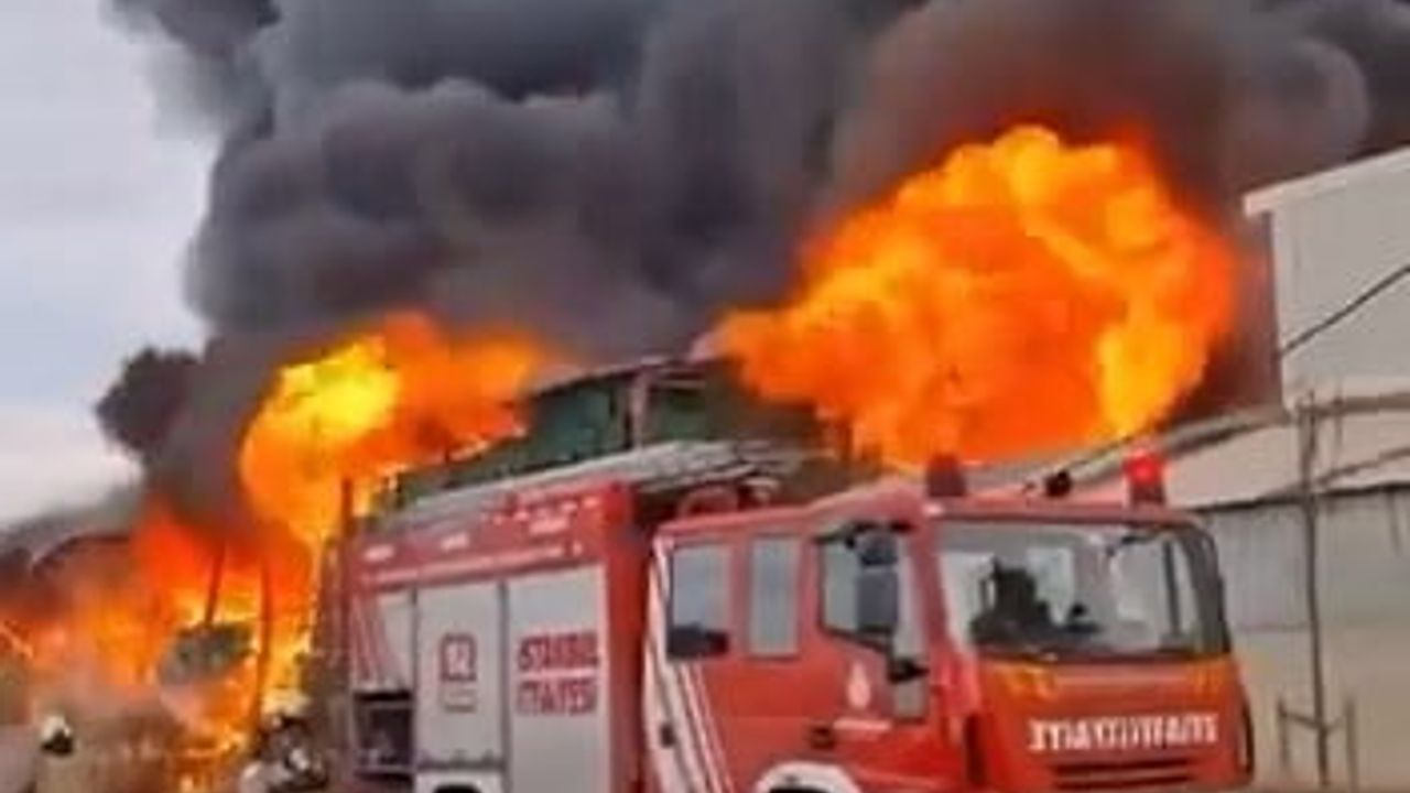 Esenyurt'ta Zincir Market Deposunda Yangın Çıktı