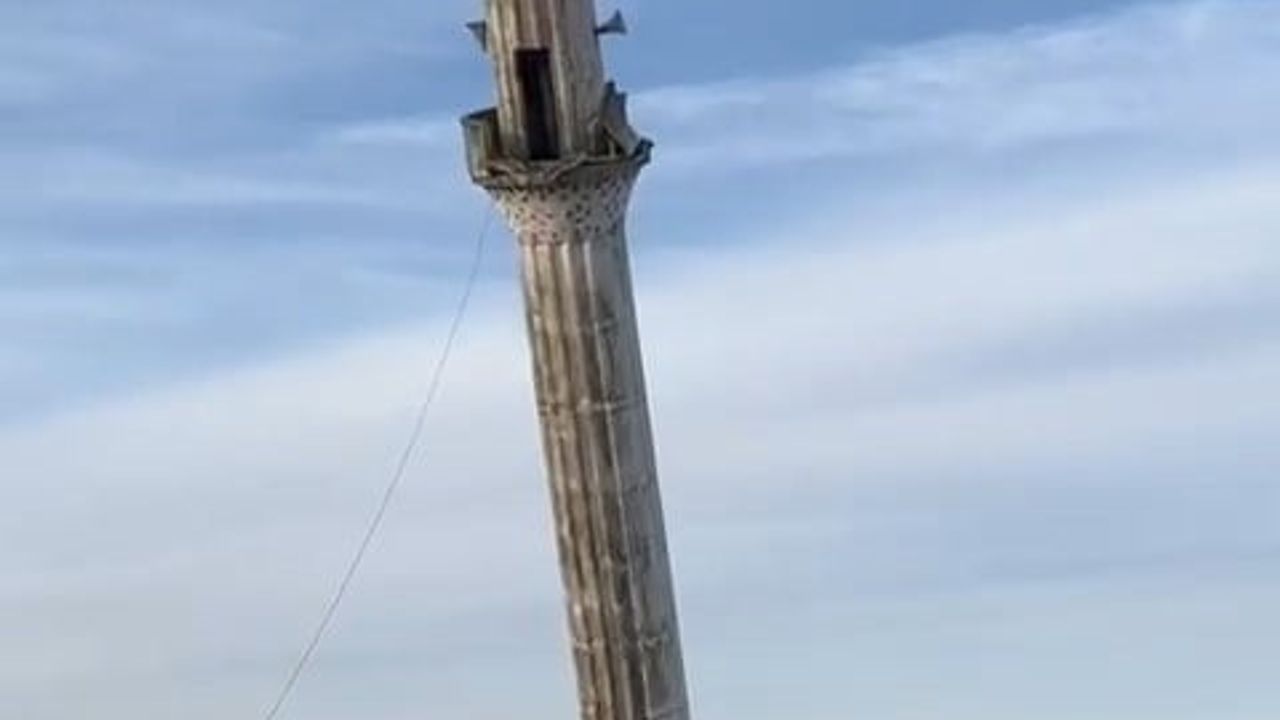 Eski Camii Minaresi Kontrollü Olarak Yıkıldı