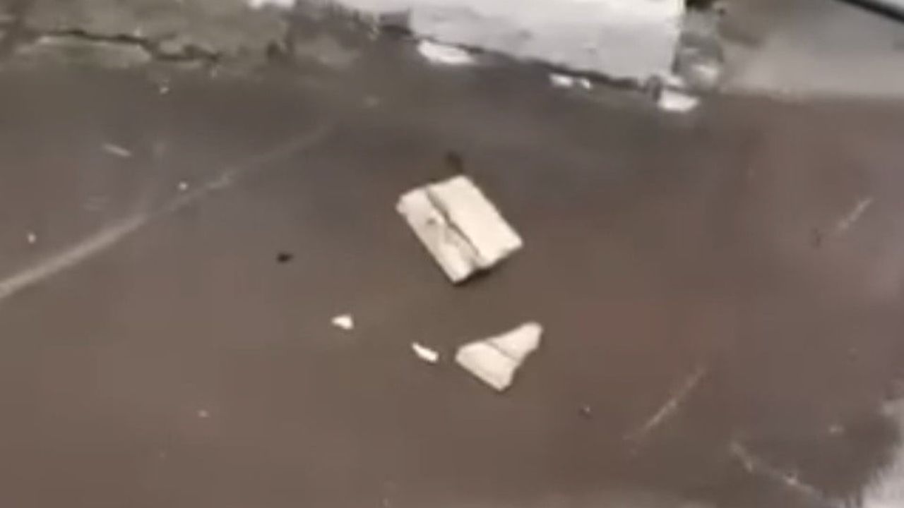 Eskişehir'de Binadan Dökülen Taşlar Motosikletlere Zarar Verdi