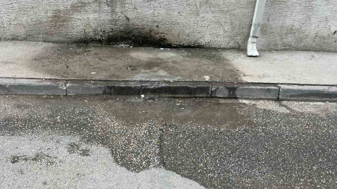 Eskişehir'de Donan Klima Suyu Yaya Güvenliğini Tehdit Ediyor