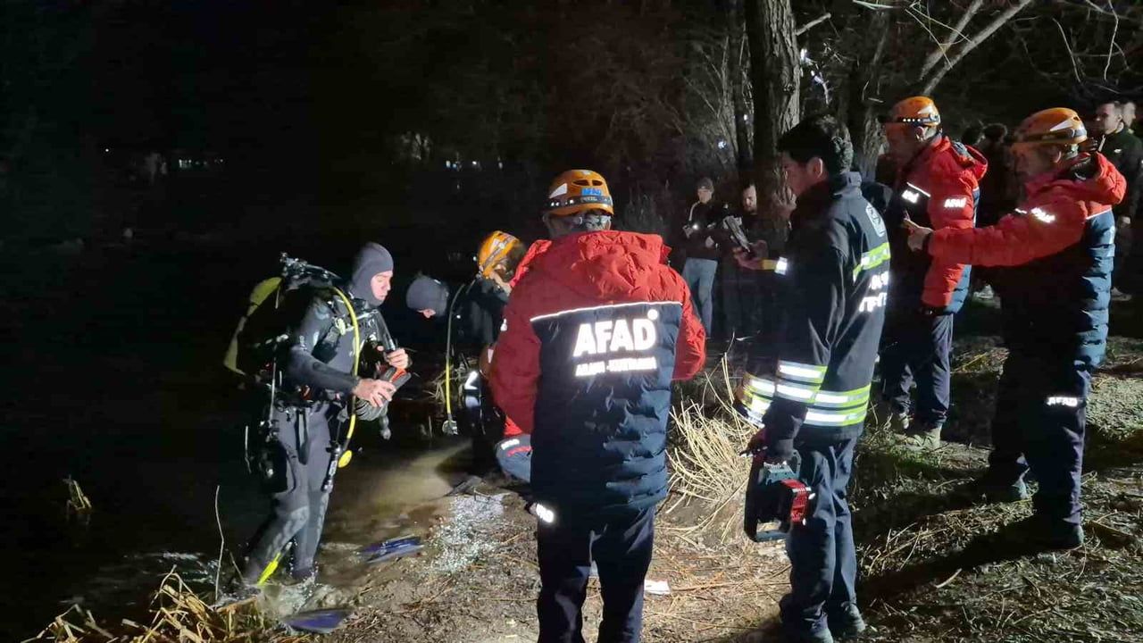 Eskişehir'de El Freni Çekilmeyen Araç Porsuk Çayı'na Düştü