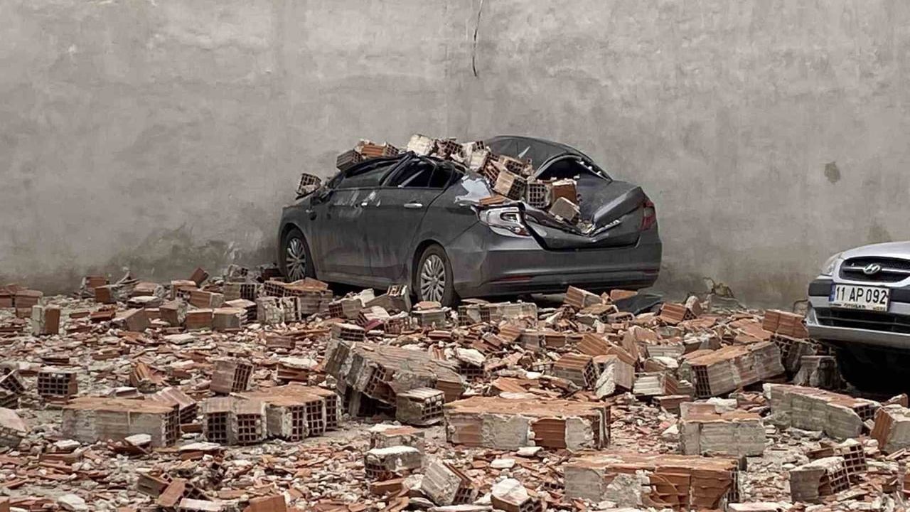 Eskişehir'de Fırtına Sebebiyle Metruk Bina Çatı Duvarı Devrildi