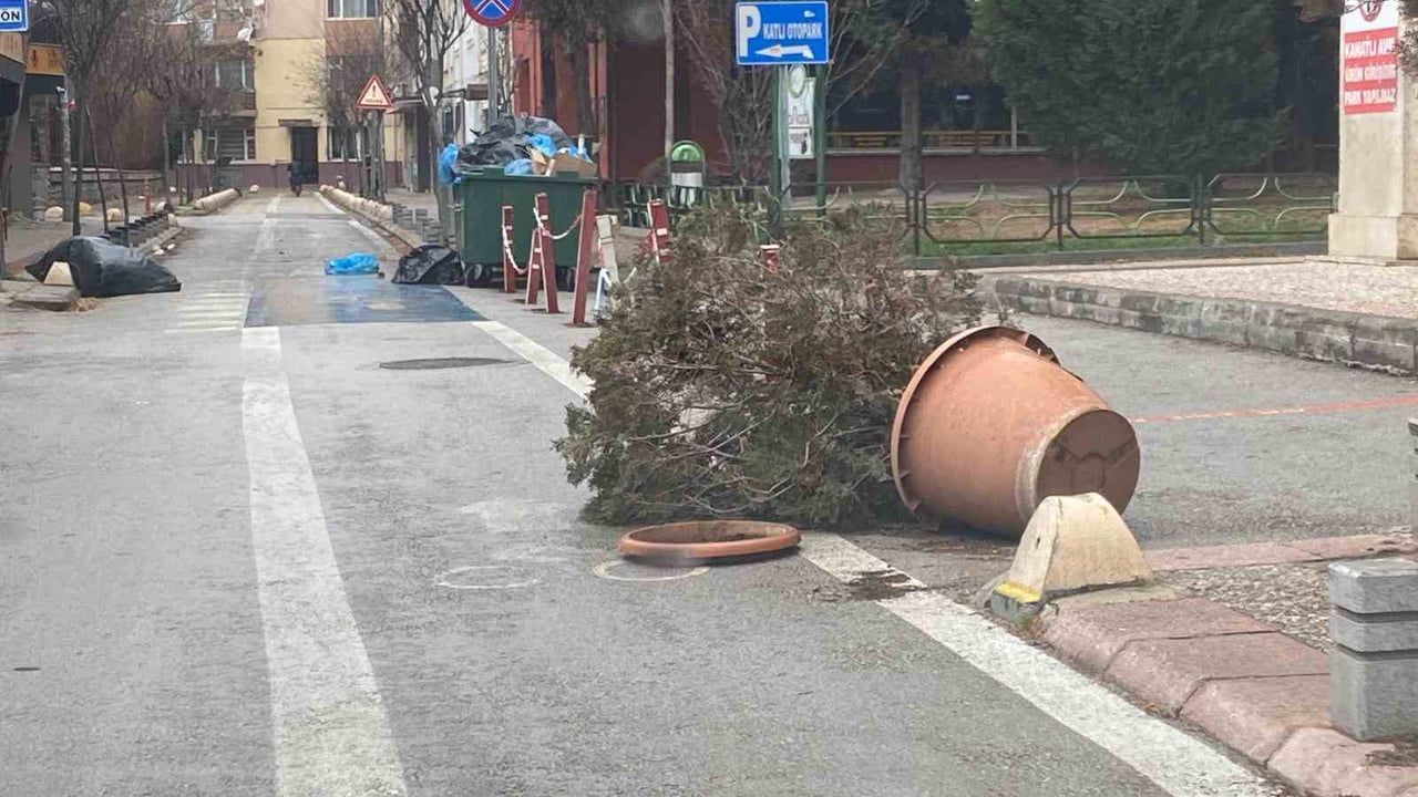 Eskişehir'de Fırtına ve Yağmur Etkisini Arttırdı