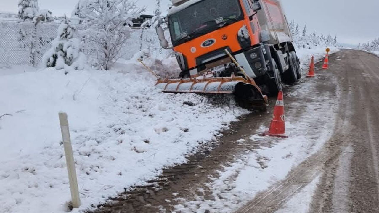 Eskişehir'de Kar Küreme Kamyonu Yoldan Çıktı