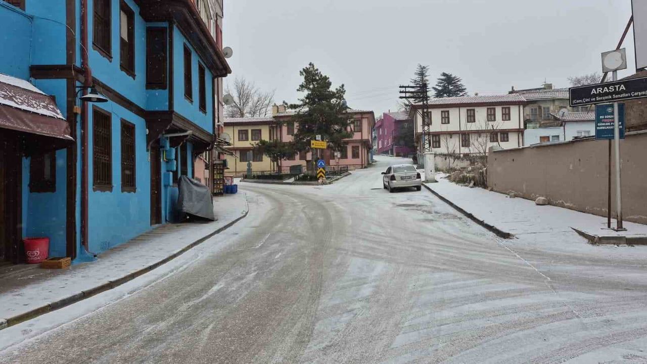 Eskişehir'de Kar Yağışı: Beyaza Bürünmüş Tarihi Manzaralar