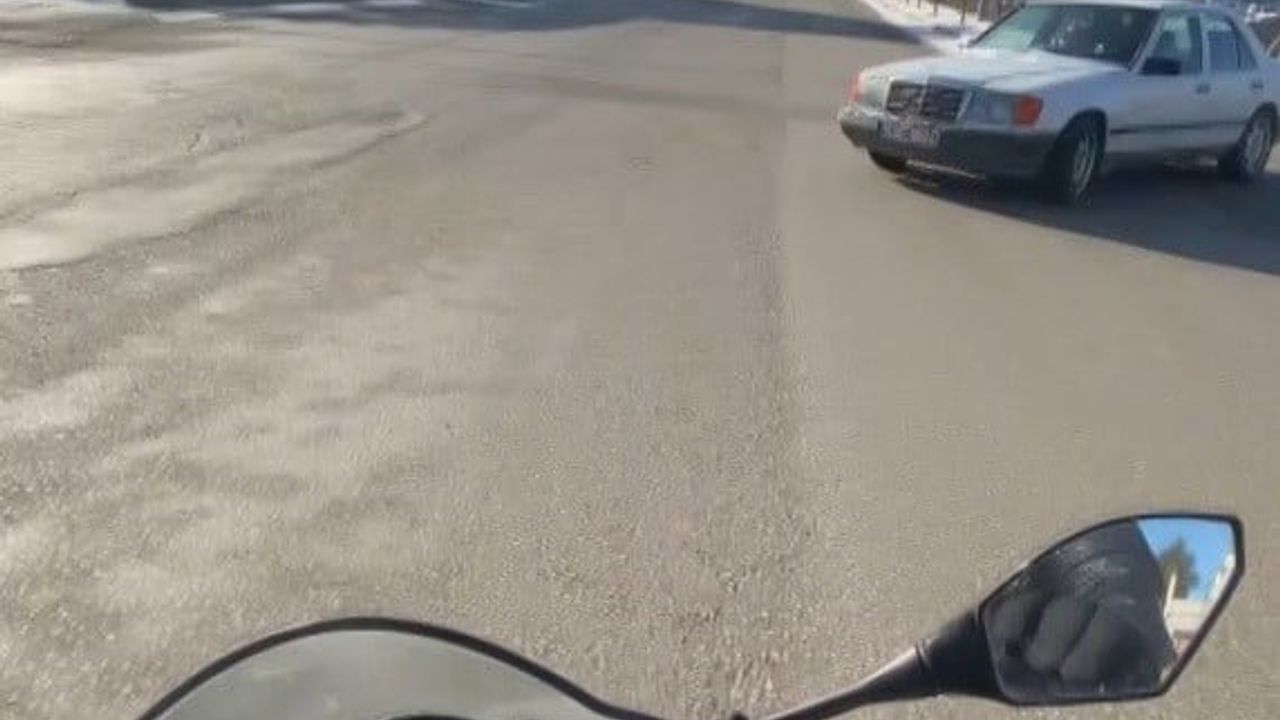 Eskişehir'de Motosiklet Sürücüsü Kaza Rüzgarından Kıl Payı Kurtuldu