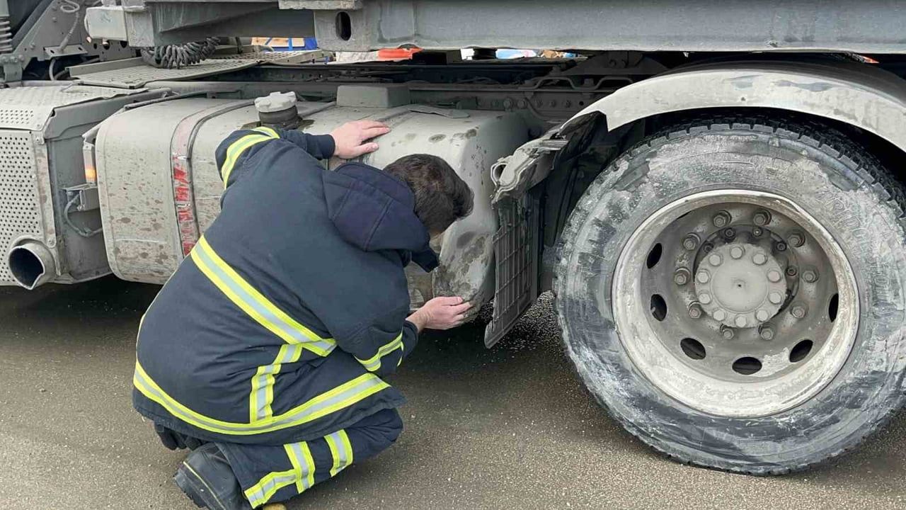 Eskişehir'de Otomobilin Tıra Çarpması Sonucu Yakıt Deposu Patladı
