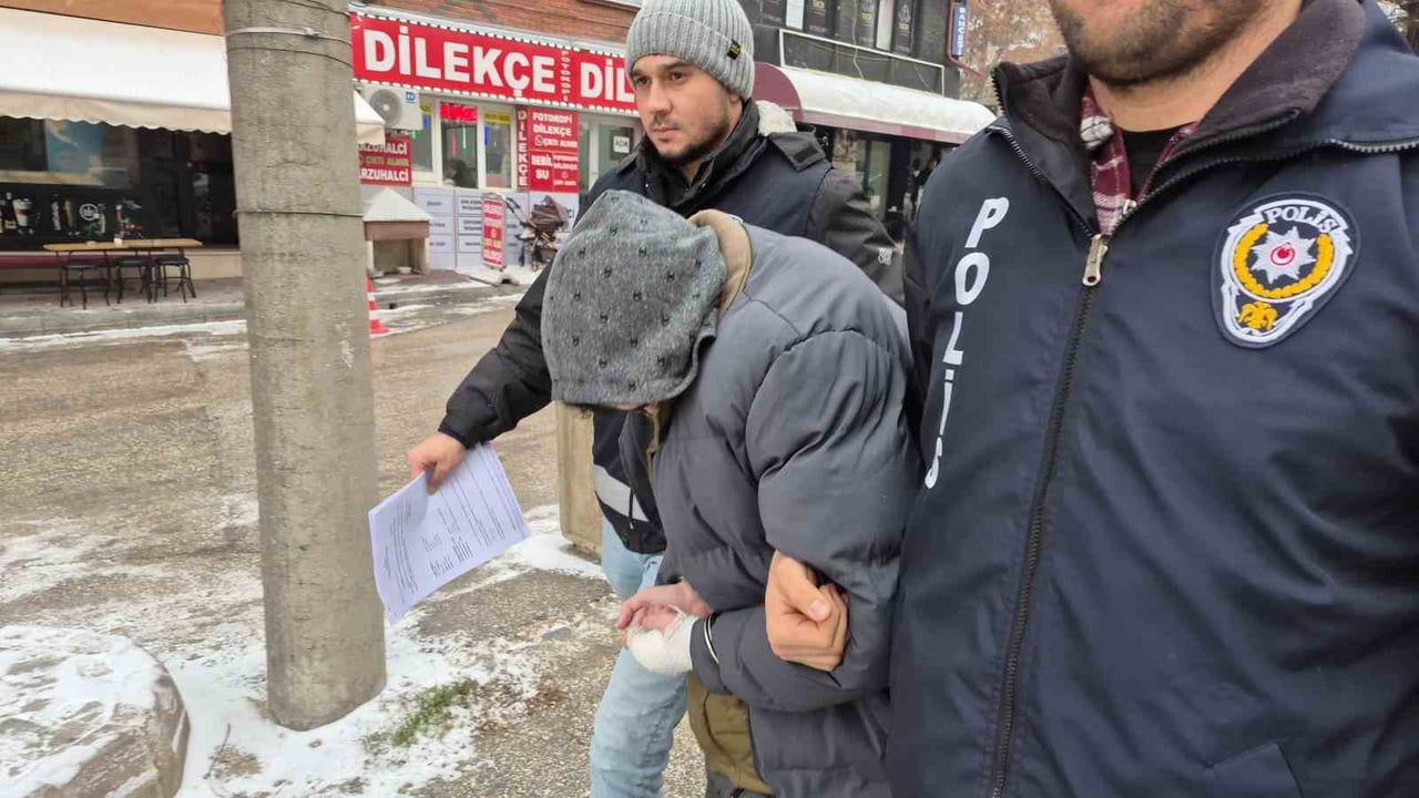Eskişehir'de Üvey Babasını Bıçaklayan Şahıs Tutuklandı