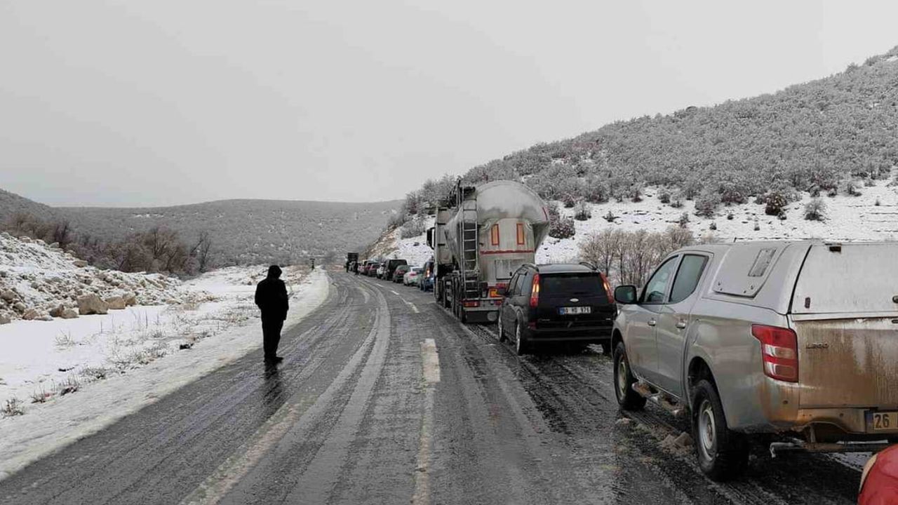 Eskişehir-Seyitgazi Yolunda Trafik Kuyruğu Oluştu