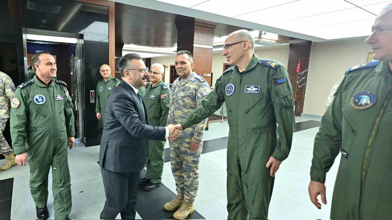 Eskişehir Valisi Hüseyin Aksoy'dan Hava Kuvvetleri'ne Veda Ziyareti