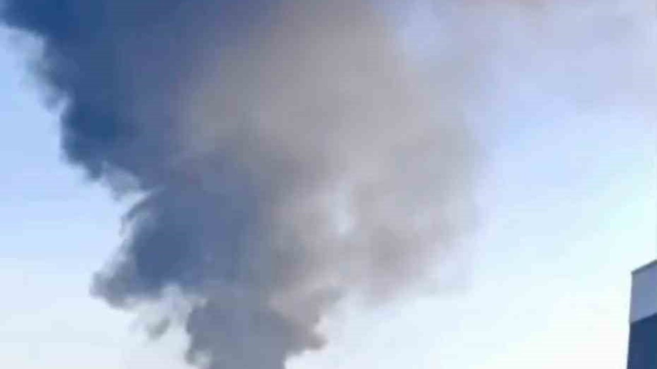 Etimesgut'ta Atık Plastik Yangını Kontrol Altına Alınmaya Çalışıyor