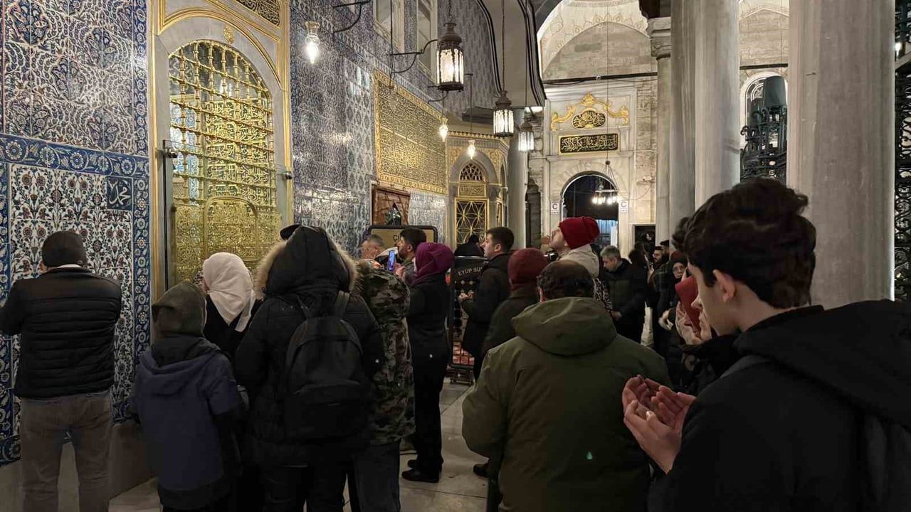 Eyüpsultan Camii'nde Miraç Kandili Coşkusu