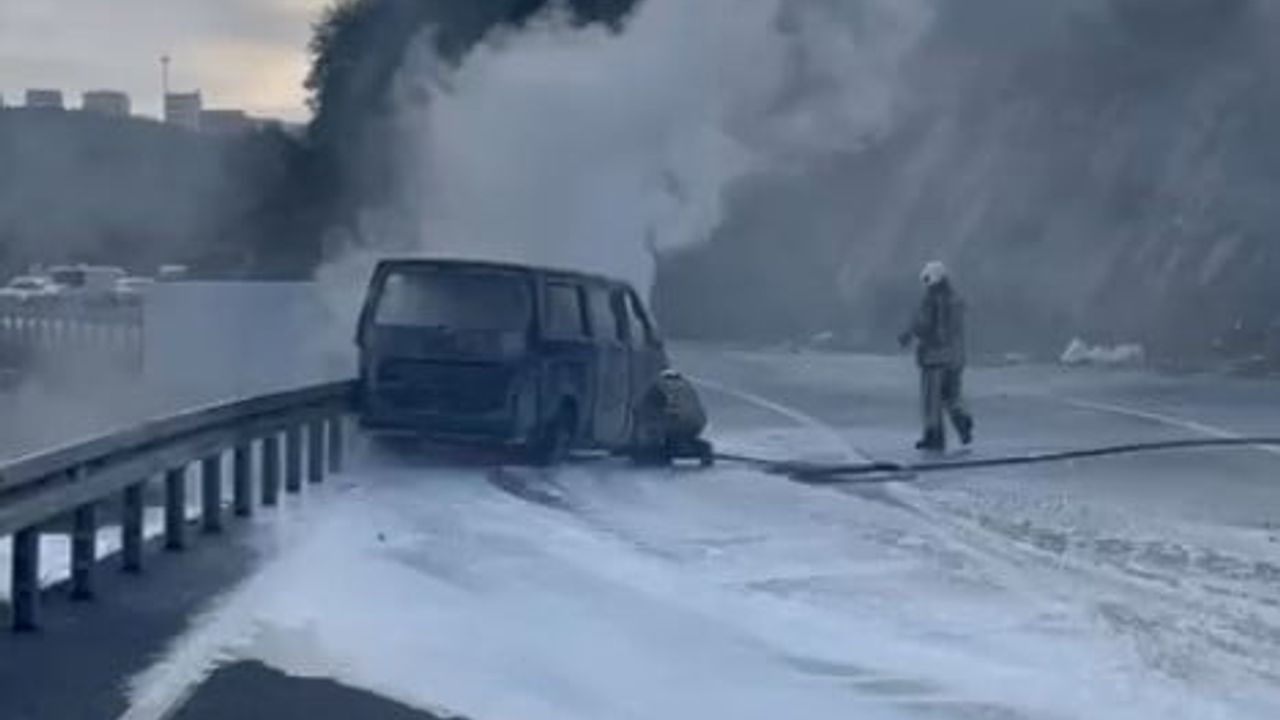 Eyüpsultan'da Seyir Halindeki Araçta Yangın