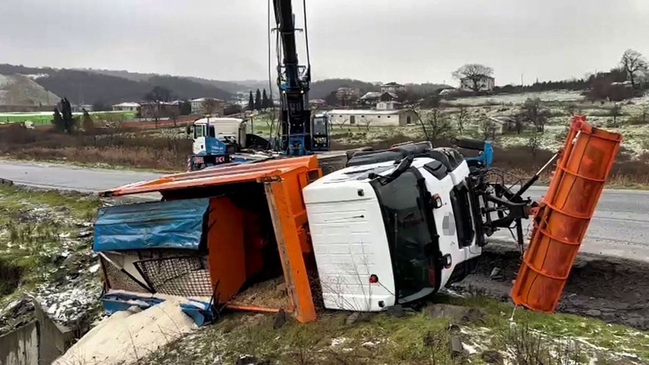 Eyyüpsultan'da Kar Küreme Aracı Devrildi: 1 Kişi Yaralı